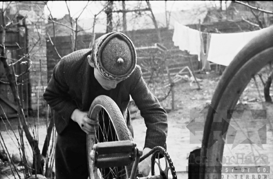 THM-BJ-02906 - Kerékpárszerelés Szekszárdon az 1960-as években