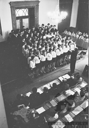 THM-BJ-02957 - Kórusok a szekszárdi megyeházán az 1960-as években