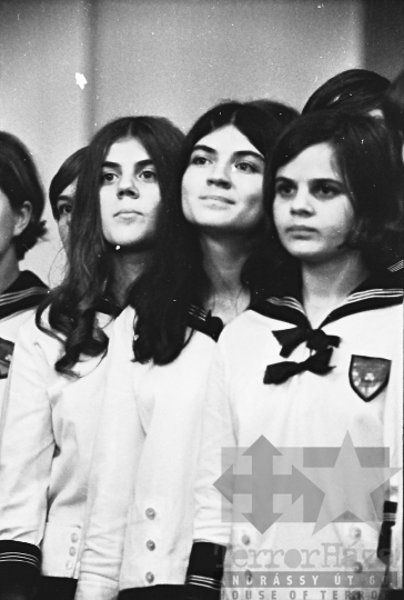 THM-BJ-02958 - Kórusok a szekszárdi megyeházán az 1960-as években