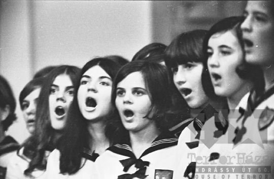 THM-BJ-02959 - Kórusok a szekszárdi megyeházán az 1960-as években