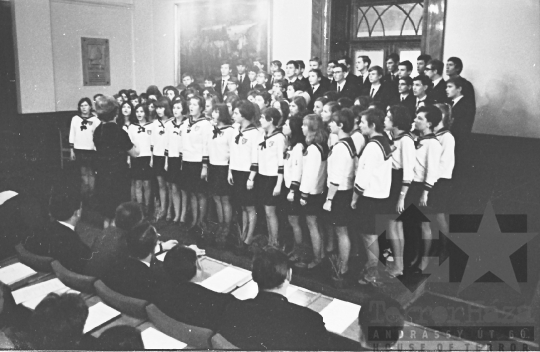 THM-BJ-02960 - Kórusok a szekszárdi megyeházán az 1960-as években