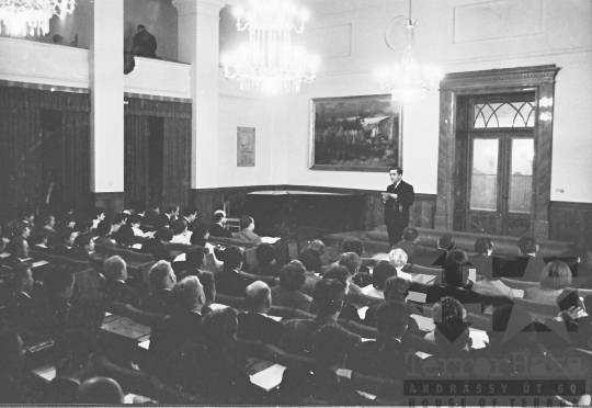 THM-BJ-02961 - Kórusok a szekszárdi megyeházán az 1960-as években