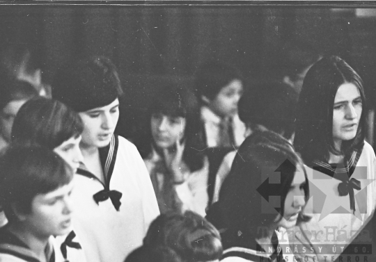 THM-BJ-02963 - Kórusok a szekszárdi megyeházán az 1960-as években