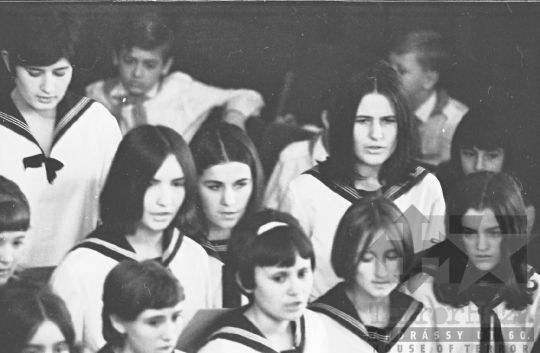 THM-BJ-02964 - Kórusok a szekszárdi megyeházán az 1960-as években