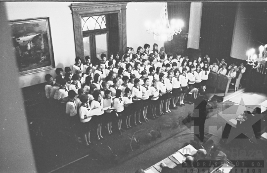 THM-BJ-02965 - Kórusok a szekszárdi megyeházán az 1960-as években