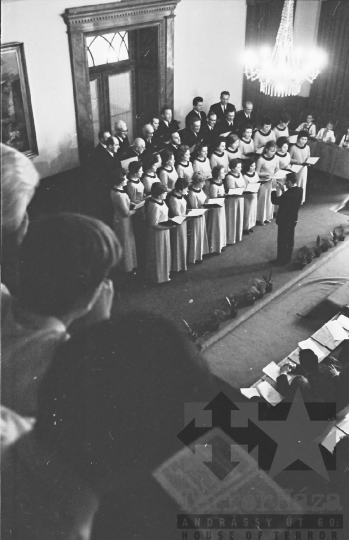 THM-BJ-02967 - Kórusok a szekszárdi megyeházán az 1960-as években
