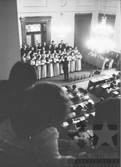 THM-BJ-02969 - Kórusok a szekszárdi megyeházán az 1960-as években