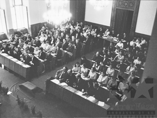 THM-BJ-02970 - Kórusok a szekszárdi megyeházán az 1960-as években