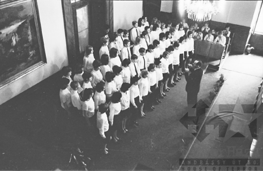 THM-BJ-02971 - Kórusok a szekszárdi megyeházán az 1960-as években