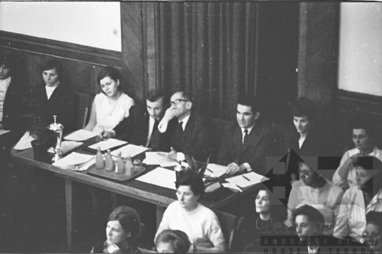 THM-BJ-02972 - Kórusok a szekszárdi megyeházán az 1960-as években