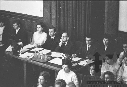 THM-BJ-02972a - Kórusok a szekszárdi megyeházán az 1960-as években