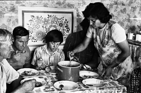 THM-BJ-03027a - Kajdacsi dinnyeszedő család ebédje az 1970-es években