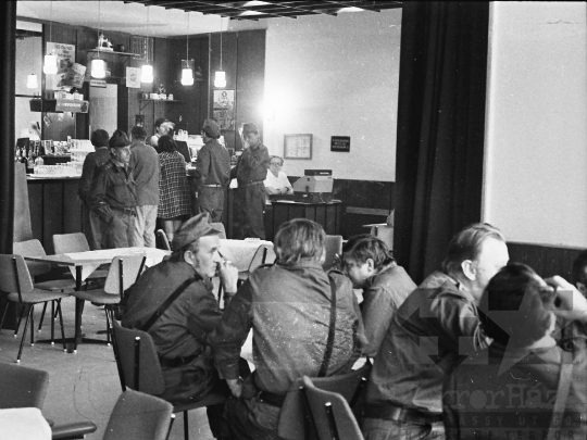 THM-BJ-03068 - Katonai cenzorok a balatonaligai pártüdülőben az 1970-es években 