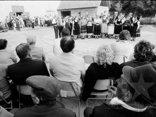 THM-BJ-03151 - Helyi tánccsoport rendezvénye Mórágyon az 1980-as években