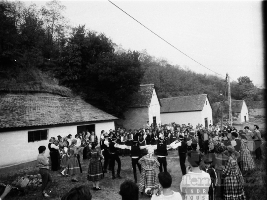 THM-BJ-03174 - Helyi tánccsoport rendezvénye Mórágyon az 1980-as években