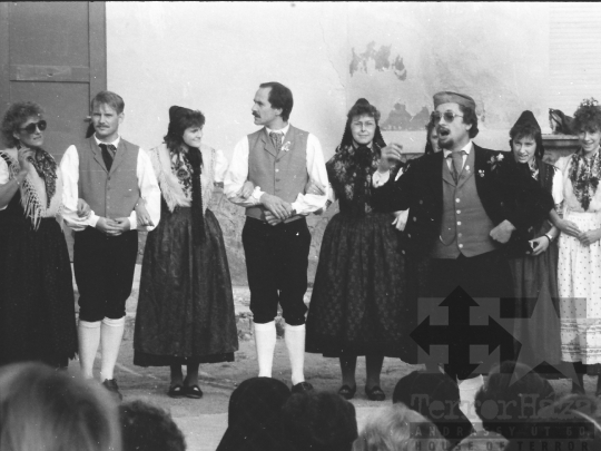 THM-BJ-03182 - Helyi tánccsoport rendezvénye Mórágyon az 1980-as években