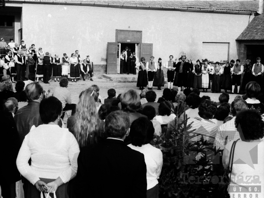 THM-BJ-03186 - Helyi tánccsoport rendezvénye Mórágyon az 1980-as években