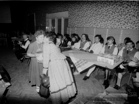 THM-BJ-03199 - Helyi tánccsoport rendezvénye Mórágyon az 1980-as években