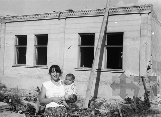 THM-BJ-03267 - Házbontásokat megelőző árverés Szekszárdon az 1980-as években