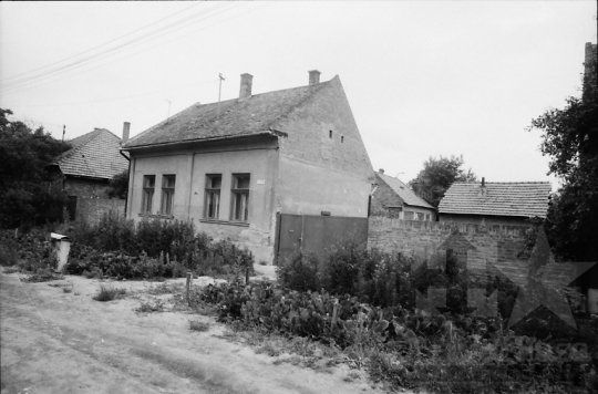THM-BJ-03273 - Házbontásokat megelőző árverés Szekszárdon az 1980-as években