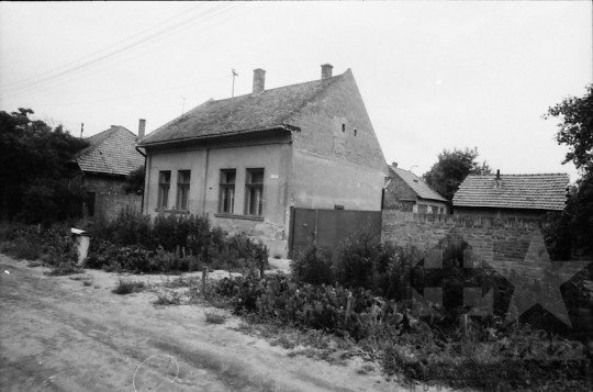 THM-BJ-03273a - Házbontásokat megelőző árverés Szekszárdon az 1980-as években