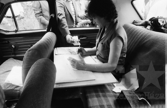 THM-BJ-03281 - Házbontásokat megelőző árverés Szekszárdon az 1980-as években