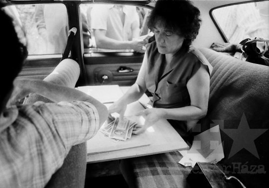 THM-BJ-03282 - Házbontásokat megelőző árverés Szekszárdon az 1980-as években