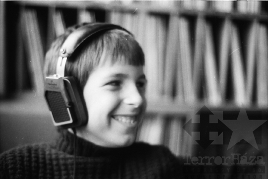 THM-BJ-03290 - Szekszárdi könyvtár zeneműtára az 1980-as években