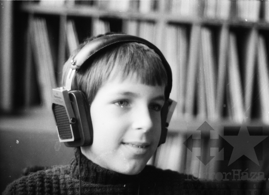 THM-BJ-03290a - Szekszárdi könyvtár zeneműtára az 1980-as években