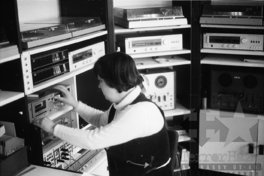 THM-BJ-03291 - Szekszárdi könyvtár zeneműtára az 1980-as években