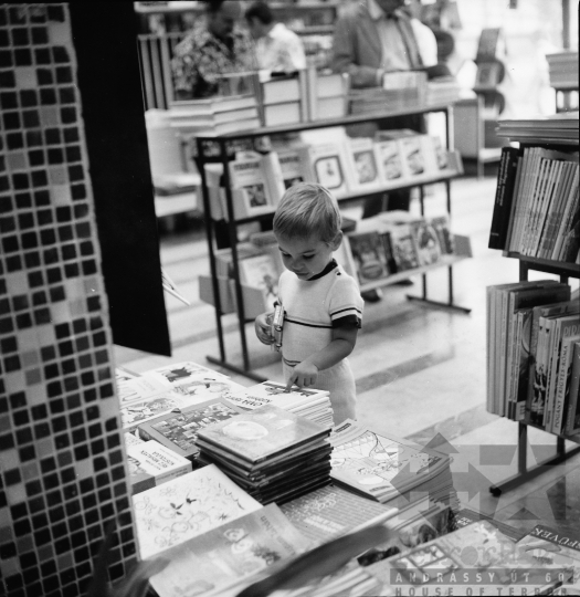 THM-BJ-03445 - Könyvesbolt Szekszárdon az 1970-es években