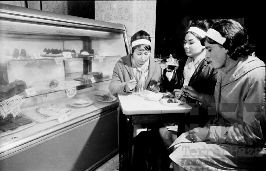 THM-BJ-03475 - Szekszárdi presszó az 1960-as években