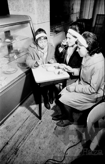 THM-BJ-03476 - Szekszárdi presszó az 1960-as években