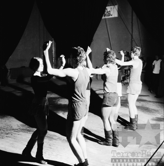 THM-BJ-03480 - Bartina néptánccsoport próbája Szekszárdon az 1970-es években