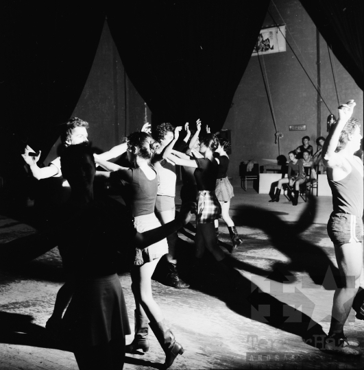 THM-BJ-03481 - Bartina néptánccsoport próbája Szekszárdon az 1970-es években