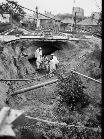 THM-BJ-03617 - Beszakadt út javítása Szekszárdon az 1960-as években