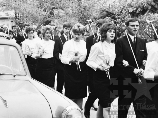 THM-BJ-03641 - Ballagás a szekszárdi Közgazdasági Technikumban az 1960-as években