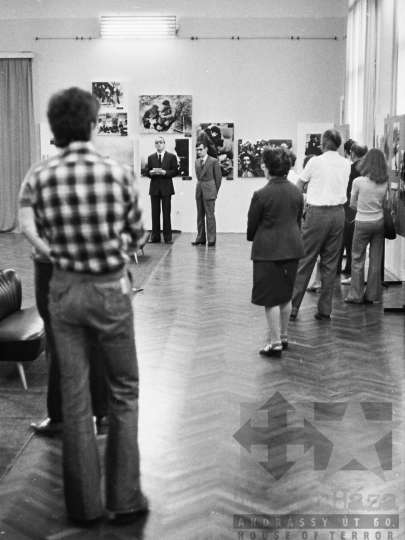 THM-BJ-03704 - Robert Capa-fotókiállítás a szekszárdi Béri Balogh Ádám Múzeumban az 1970-es években