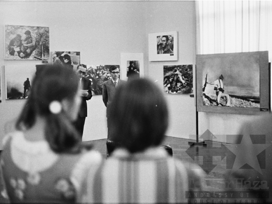THM-BJ-03705 - Robert Capa-fotókiállítás a szekszárdi Béri Balogh Ádám Múzeumban az 1970-es években