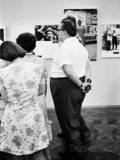 THM-BJ-03706 - Robert Capa-fotókiállítás a szekszárdi Béri Balogh Ádám Múzeumban az 1970-es években