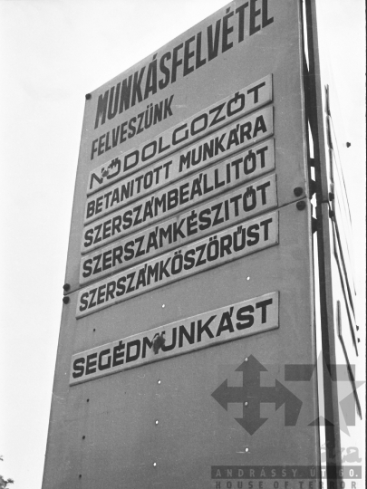 THM-BJ-03790 - Hirdetőtábla Szekszárdon az 1970-es években 