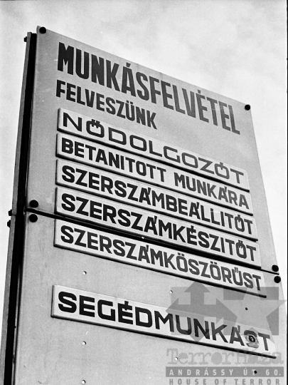 THM-BJ-03791 - Hirdetőtábla Szekszárdon az 1970-es években 