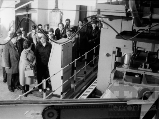 THM-BJ-03821 - Miniszteri látogatás a dunaföldvári bútorlapgyártó üzemben az 1970-es években 