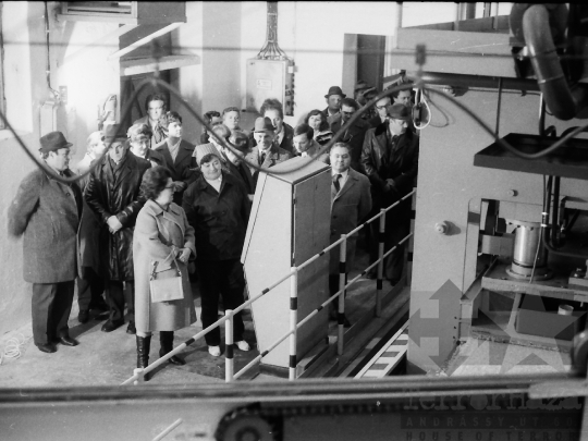 THM-BJ-03821a - Miniszteri látogatás a dunaföldvári bútorlapgyártó üzemben az 1970-es években 