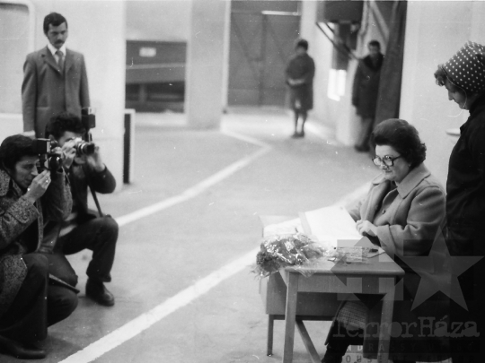 THM-BJ-03822 - Miniszteri látogatás a dunaföldvári bútorlapgyártó üzemben az 1970-es években 