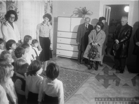 THM-BJ-03827 - Miniszteri látogatás a dunaföldvári bútorlapgyártó üzemben az 1970-es években 