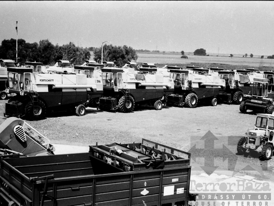 THM-BJ-03869 - Szekszárdi AGROKER telep mezőgazdasági munkagépekkel az 1980-as években 