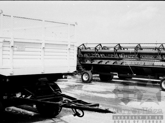THM-BJ-03870 - Szekszárdi AGROKER telep mezőgazdasági munkagépekkel az 1980-as években 