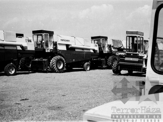 THM-BJ-03873 - Szekszárdi AGROKER telep mezőgazdasági munkagépekkel az 1980-as években 