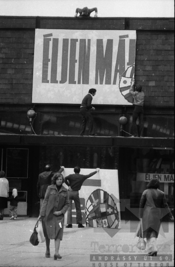 THM-BJ-04023 - A szekszárdi Korzó Áruház május 1-i dekorációja az 1980-as években 